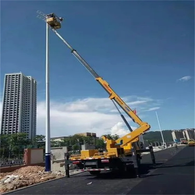 驿城维修路灯的曲臂升降车出租